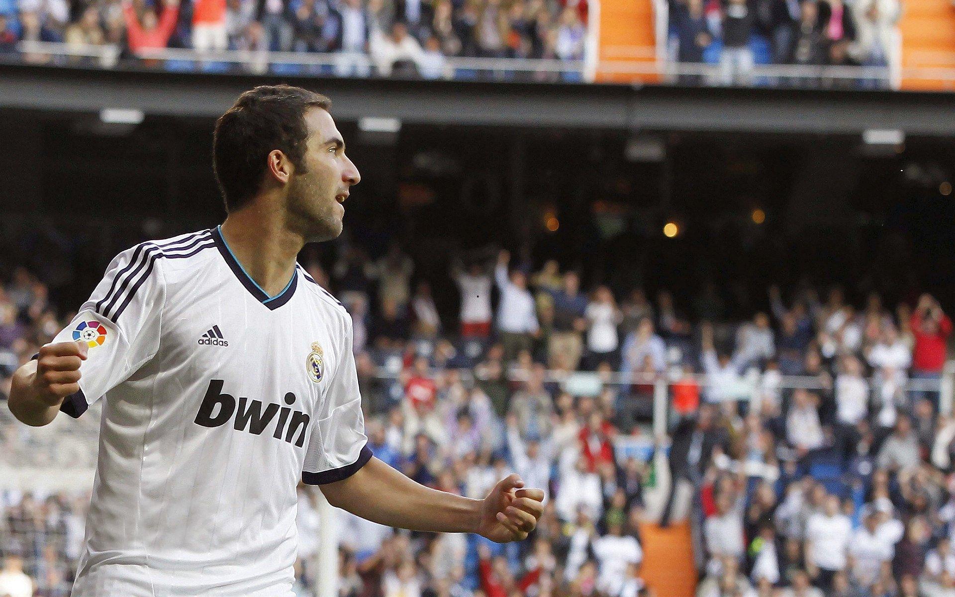 亚洲足坛震动！国足世预赛劲敌核心获利物浦垂青，经纪人赴英敲定天价转会